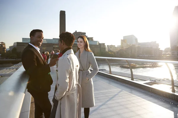 Tres Colegas Milenarios Pie Hablando Millennium Bridge — Foto de Stock