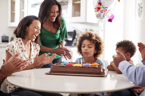 Preteen Meisje Blazen Kaarsen Verjaardagscake Zittend Aan Tafel Keuken Met — Stockfoto