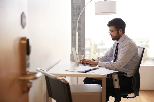 Επιχειρηματίας Κάθεται Στο Γραφείο Εργασίας Για Laptop Στο Σύγχρονο Γραφείο — Φωτογραφία Αρχείου