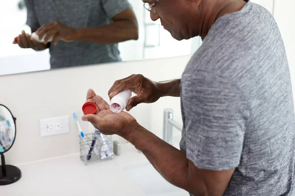 Close Homem Sênior Espelho Banheiro Vestindo Pijama Segurando Suplementos Vitamina — Fotografia de Stock