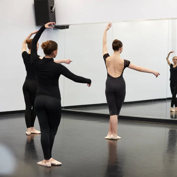 Estudiantes Escuela Artes Escénicas Ensayando Ballet Estudio Danza Reflejado Espejo — Foto de Stock