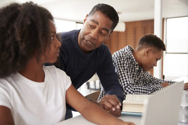 Medelålders Svart Pappa Hjälpa Sin Tonåring Barn Med Läxor Låg — Stockfoto