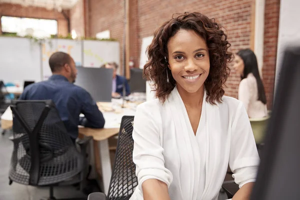 Portret Van Vrouwelijke Klantenservicemedewerker Werkzaam Bij Desk Call Center — Stockfoto