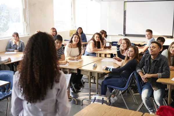 Achteraanzicht Van Vrouwelijke Middelbare School Leraar Staande Voor Klas Les — Stockfoto