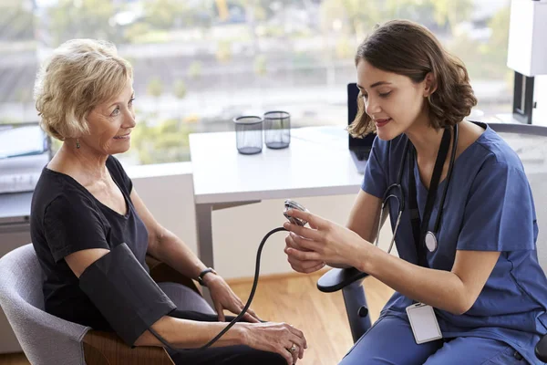 Enfermera Usando Exfoliantes Consultorio Revisando Pacientes Mayores Sexo Femenino Presión — Foto de Stock