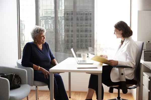 Senior Vrouw Met Overleg Met Vrouwelijke Arts Ziekenhuis Kantoor — Stockfoto