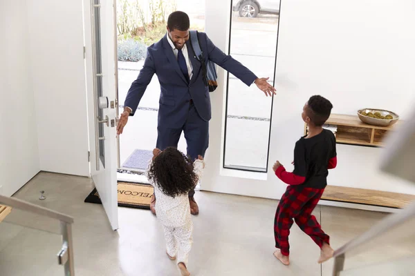 Los Niños Saludan Abrazan Padre Trabajador Negocios Cuando Regresa Casa — Foto de Stock