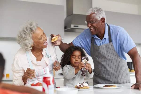 Grootouders Keuken Met Kleindochter Maken Pannenkoeken Samen — Stockfoto