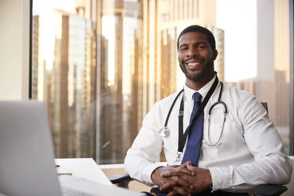 Retrato Sorrir Médico Masculino Com Estetoscópio Escritório Hospital — Fotografia de Stock