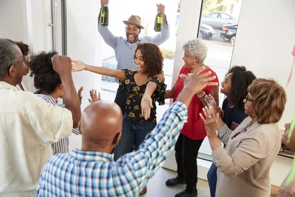 Couple Noir Millénaire Arrivant Une Fête Famille Avec Cadeaux Champagne — Photo