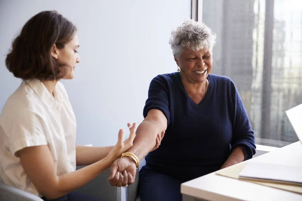 Donna Anziana Vaccinata Con Jab Influenzale Medico Femminile Nell Ufficio — Foto Stock