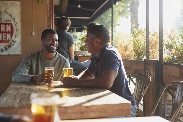 Dos Amigos Masculinos Reúnen Bar Deportivo Disfrutando Bebida Antes Del —  Fotos de Stock