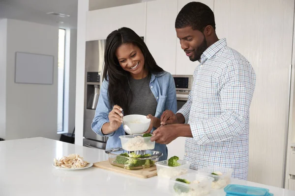 Pareja Cocina Preparando Comida Alta Proteínas Poniendo Porciones Recipientes Plástico — Foto de Stock