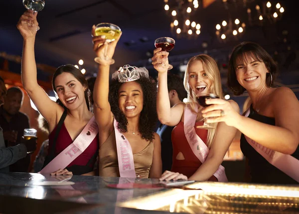 Groep Van Vrouwelijke Vrienden Vieren Met Bruid Kip Partij Bar — Stockfoto