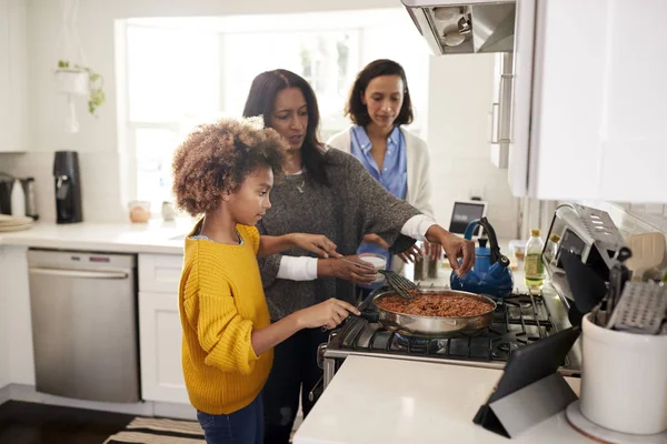 Pre Teen Ragazza Nera Piedi Piano Cottura Cucina Preparare Cibo — Foto Stock