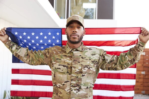 Millennial Czarny Żołnierz Stojący Poza Nowoczesnym Budynku Trzymając Nas Flaga — Zdjęcie stockowe