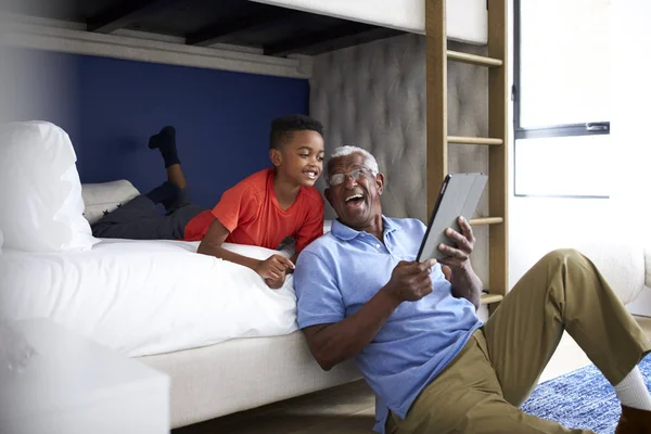 Abuelo Con Nieto Acostado Dormitorio Jugando Juego Tableta Digital Juntos — Foto de Stock