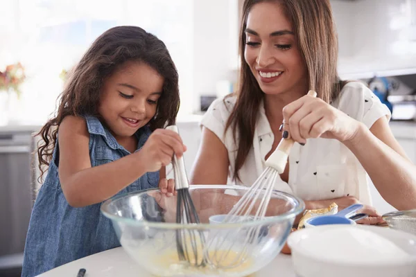 Joven Chica Hispana Haciendo Mezcla Pastel Cocina Con Madre Cerca —  Fotos de Stock