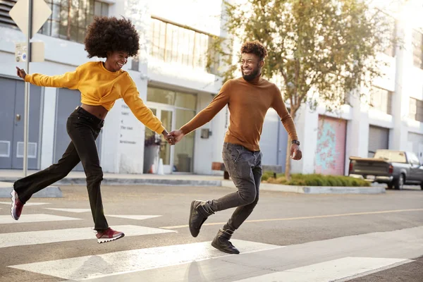Modieuze Jonge Zwarte Paar Loopt Een Stad Straat Houden Handen — Stockfoto