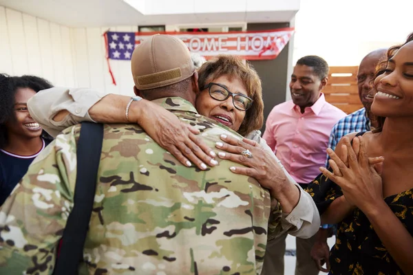 ミレニアル世代の黒人兵士が家族に帰国 祖母を抱きしめ バックビュー — ストック写真