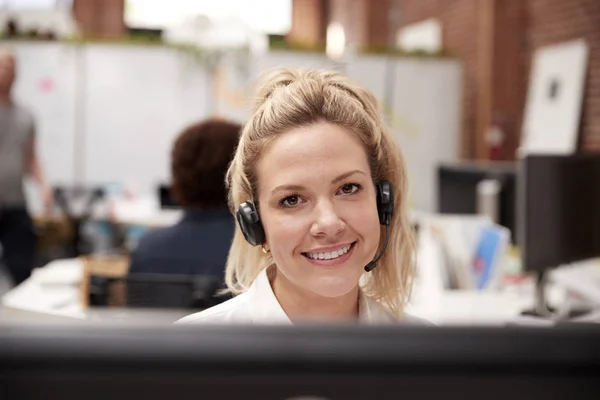 Retrato Agente Atendimento Cliente Feminino Trabalhando Mesa Call Center — Fotografia de Stock