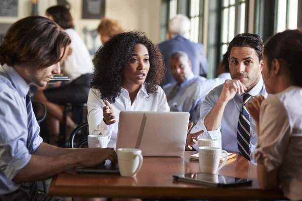 Equipo Negocios Teniendo Reunión Informal Alrededor Mesa Cafetería — Foto de Stock