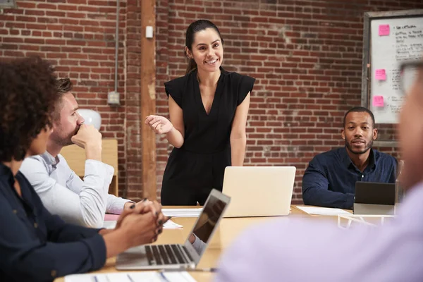 Giovane Donna Affari Piedi Leading Office Meeting Intorno Tavolo — Foto Stock