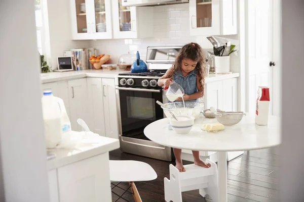 Genç Kız Mutfakta Kendi Başına Kek Yapıyor Kek Karışımına Süt — Stok fotoğraf