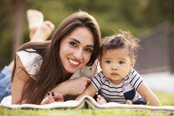 Millennial Hispanic Mother Lying Blanket Park Her Baby Smiling Camera — Stock Photo, Image