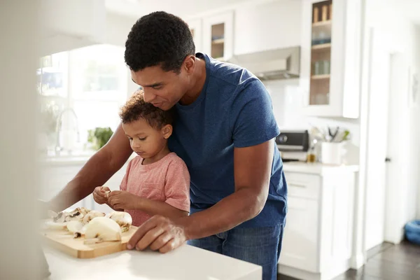 Millennial Hombre Pie Encimera Cocina Preparando Comida Con Hijo Pequeño — Foto de Stock