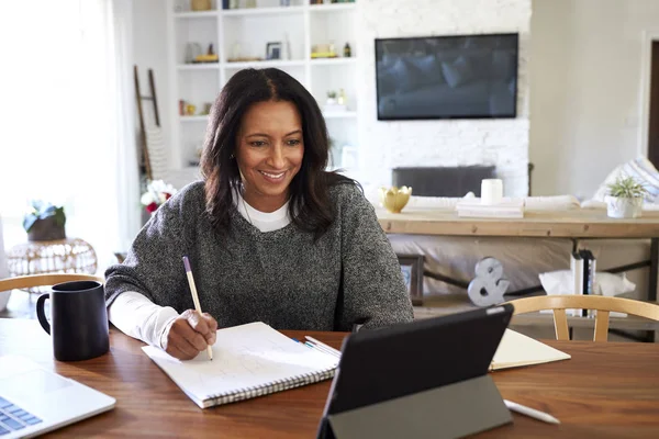 Sonriente Mujer Mestiza Mediana Edad Sentada Mesa Comedor Mirando Tableta — Foto de Stock