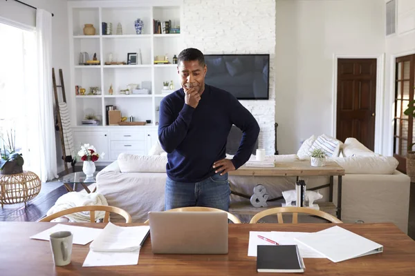 Uomo Ispanico Piedi Tavola Nella Sala Pranzo Guardando Giù Suo — Foto Stock