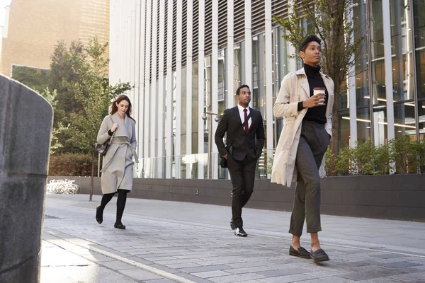 三个千禧年城市工人走在街上 低角度 — 图库照片