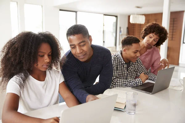 Padres Negros Mediana Edad Ayudando Sus Hijos Adolescentes Usar Computadoras —  Fotos de Stock