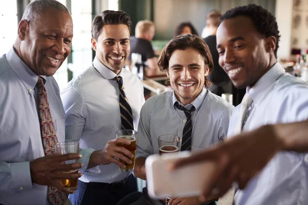 Groupe Hommes Affaires Prenant Selfie Dans Bar Après Travail Boit — Photo