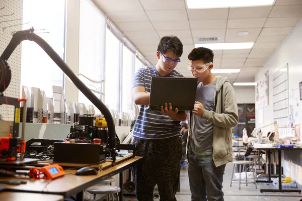 Dois Estudantes Universitários Masculinos Que Usam Computador Portátil Aula Robótica — Fotografia de Stock