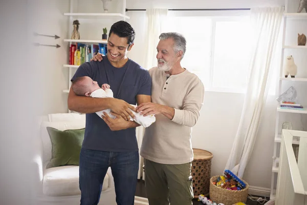 Orgulloso Hombre Hispano Mayor Pie Con Hijo Adulto Sosteniendo Niño — Foto de Stock