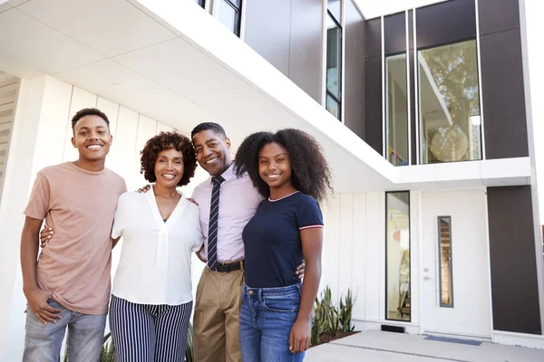 Negro Familia Pie Mirando Cámara Frente Casa Moderna —  Fotos de Stock