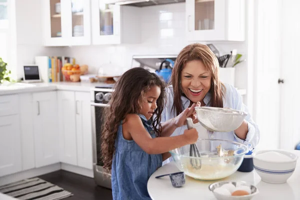 Ung Latinamerikansk Flicka Gör Tårta Köket Med Sin Mormor Tittar — Stockfoto