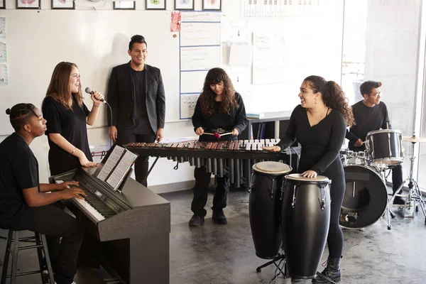 Studenter Performing Arts School Spelar Band Repetitioner Med Lärare — Stockfoto