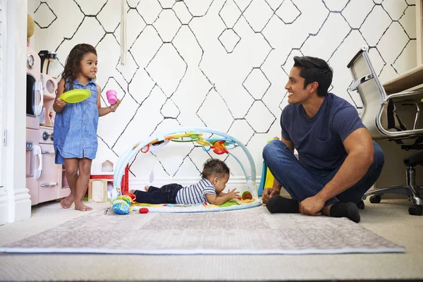 Jovencita Jugando Con Papá Sentada Suelo Hermanito Una Alfombra Juegos — Foto de Stock