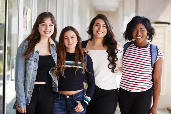 Ritratto Sorridente Studentessa Universitaria Amici Nel Corridoio Costruzione — Foto Stock