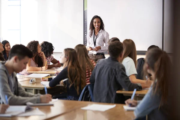 Női Középiskolai Tanár Áll Előtt Interaktív Tábla Tanítás Lecke — Stock Fotó