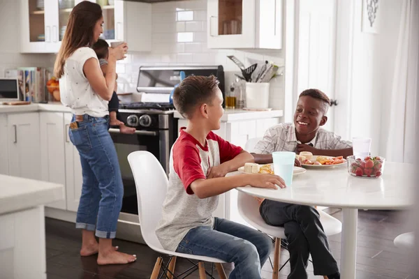 Due Amici Maschi Pre Adolescenti Che Parlano Cucina Una Casa — Foto Stock