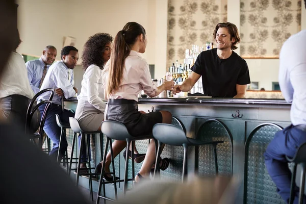 Barman Servant Deux Femmes Affaires Réunion Pour Les Boissons Après — Photo