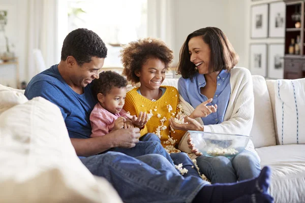 Ung Blandras Familj Sitter Tillsammans Soffan Sitt Vardagsrum Titta Skrämmande — Stockfoto