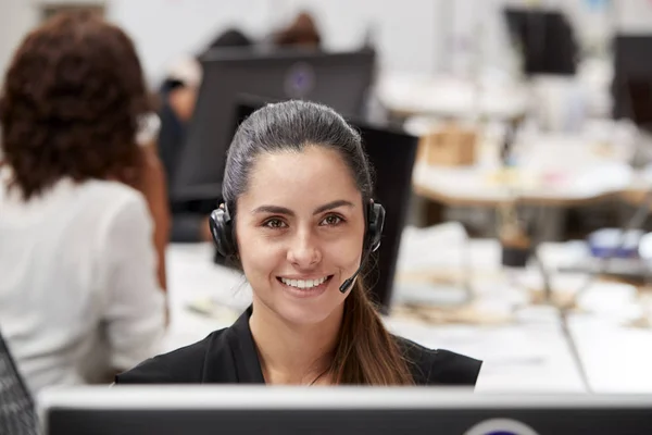 Retrato Agente Atendimento Cliente Feminino Trabalhando Mesa Call Center — Fotografia de Stock