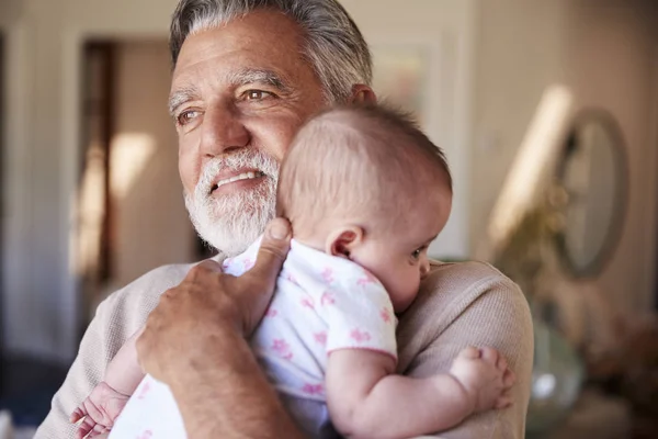 Abuelo Hispano Sosteniendo Nieto Bebé Cabeza Hombros Cerca — Foto de Stock