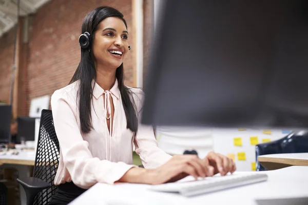 Agente Atendimento Cliente Feminino Trabalhando Mesa Call Center — Fotografia de Stock