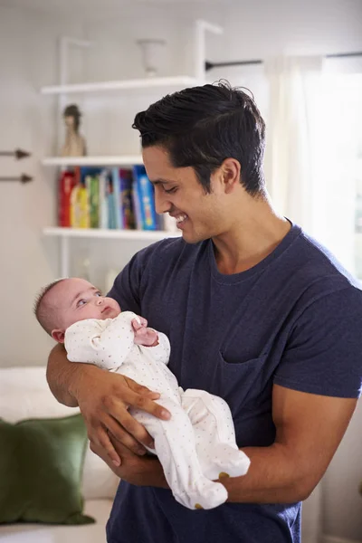 Orgulloso Padre Hispano Sosteniendo Hijo Cuatro Meses Casa Cintura Hacia — Foto de Stock